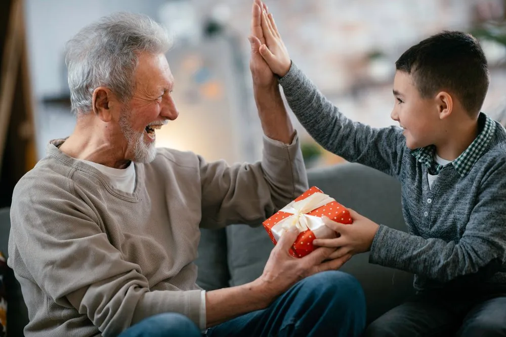 18670-gift-to-grandchild Niềm hạnh phúc của người thân khi nhận được món quà tinh thần vô giá từ đôi bàn tay của bé