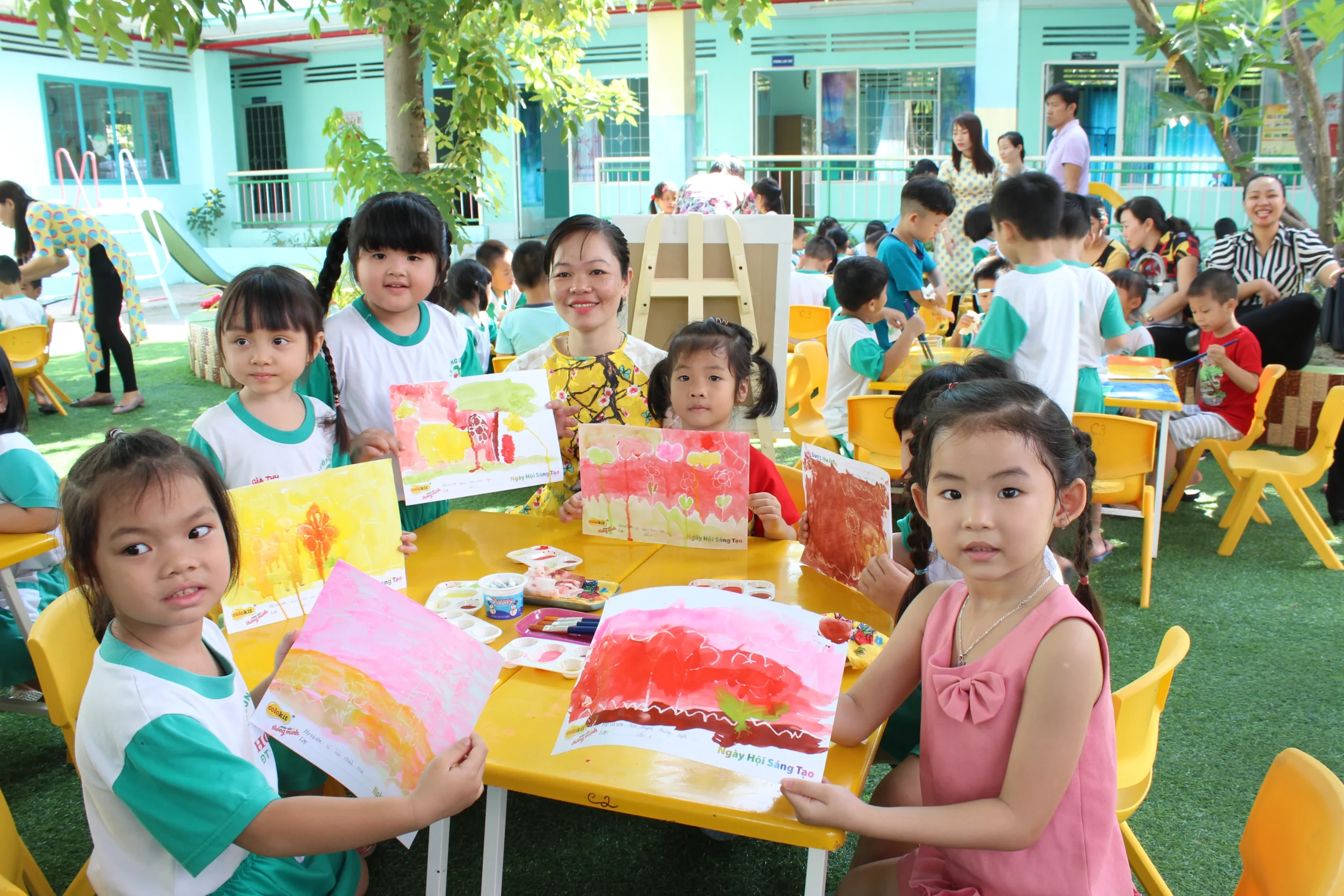 Gợi ý dụng cụ tô màu: bút sáp, bút dạ, màu nước cho từng lứa tuổi