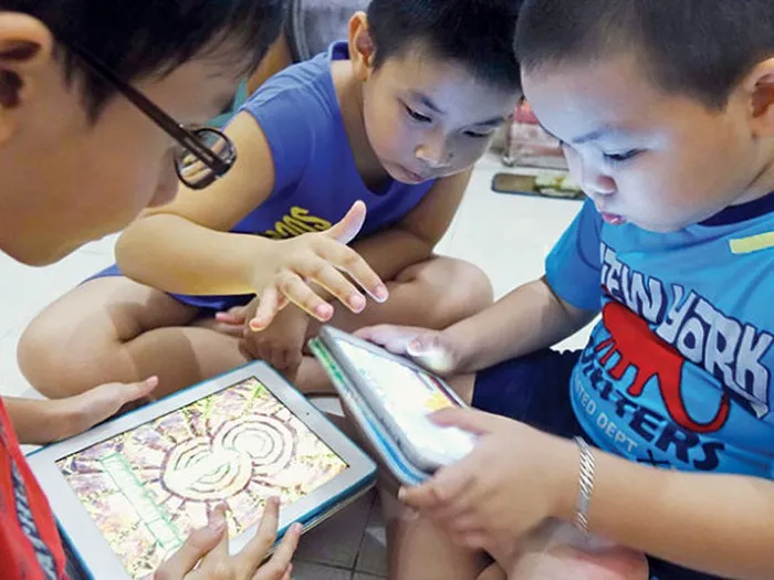 So sánh trải nghiệm “tô – xem – nghe” với ToonBook và xem video YouTube