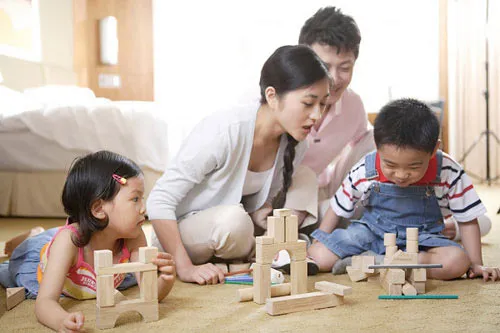 do-choi-bang-go-cac-hoat-dong-vui-choi-tai-nha-cho-tre Lựa chọn trò chơi phù hợp với lứa tuổi giúp trẻ hứng thú và phát triển tốt nhất