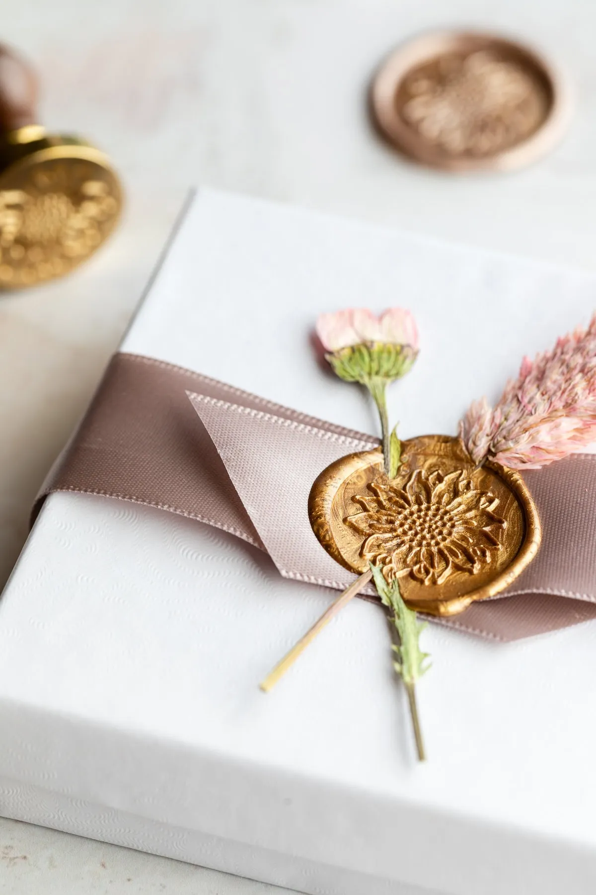 gift-wrapping-with-wax-seals-7 Các phụ kiện trang trí nhỏ giúp nâng tầm giá trị thẩm mỹ cho món quà thủ công