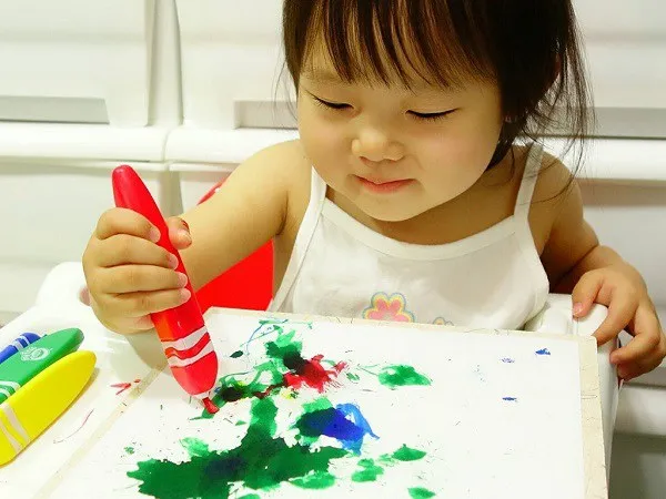 Hướng dẫn bé cách cầm bút đúng tư thế là nền tảng cho việc học viết sau này